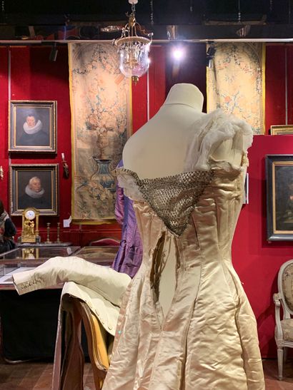 null Robe du soir griffée Worth (no 77807), vers 1900, robe en satin de soie rose...