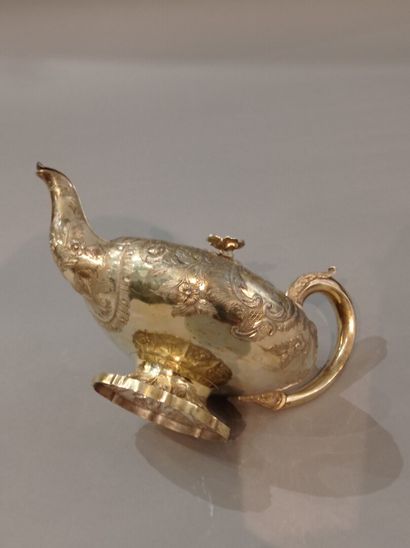 null Teapot in vermeil goldsmith DURAND mark minerve.

Decorated with flowers and...