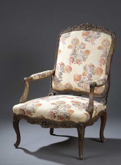 null Grand fauteuil à la reine en bois mouluré et sculpté par Cresson d'époque Louis...