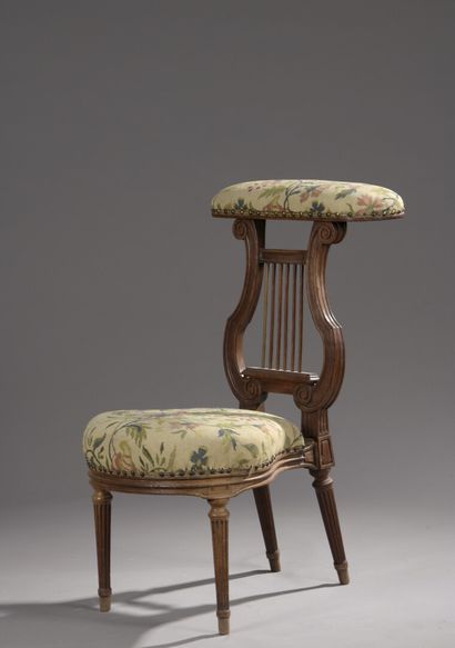 null Chaise ponteuse en bois naturel d'époque Louis XVI

À dossier lyre ajouré, assise...