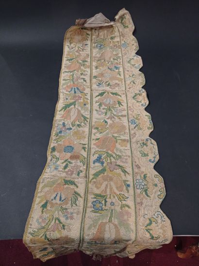 null Lambrequin composé de bandes de tapisserie, fin du XVIIe-début du XVIIIe siècle,...