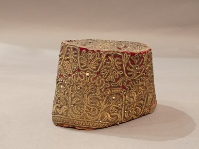 null Kokochnik, Russia, 19th century, cylindrical headdress in crimson silk velvet...