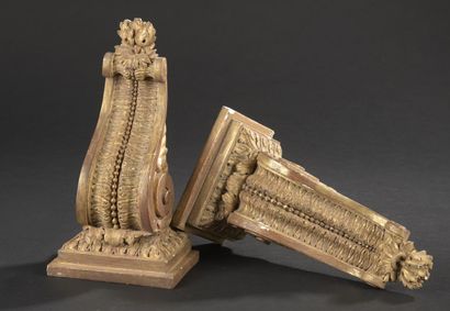  Paire de consoles d'applique en plâtre patiné et doré de style Louis XVI 
À décor...