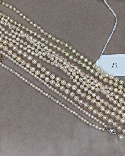 null Lot of cultured pearl necklaces and pearls to be strung.

Three gold and gold...