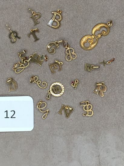 null Lot de pendentifs lettre en or et alliage d'or.

PBT. 10,80 g