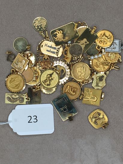null Lot de médailles signes astrologiques en or et alliage d'or.

PBT. 72 g