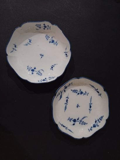 null CHANTILLY, 18th century

Pair of small porcelain bowls with twig decoration....
