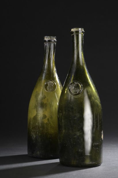 Two bottles, Restoration period 
In blown...