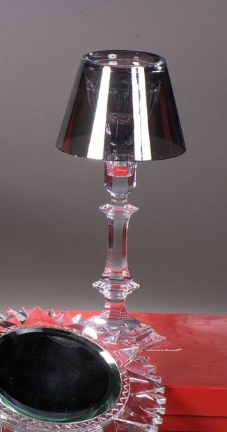 null BACCARAT

Bougeoir formant lampe comprenant un fût à pans et un abat-jour. Dans...