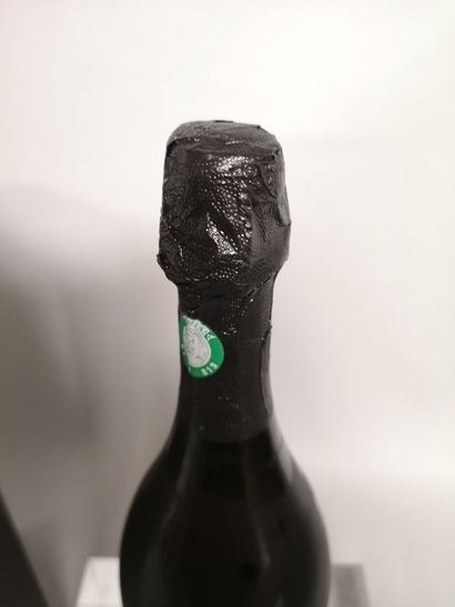  A bottle of CHAMPAGNE DOM PÉRIGNON 2008 
In a box.