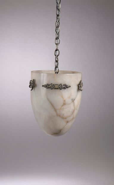 null Alabaster suspension of ovoid form held by a chain, circa 1920

H. 75 cm