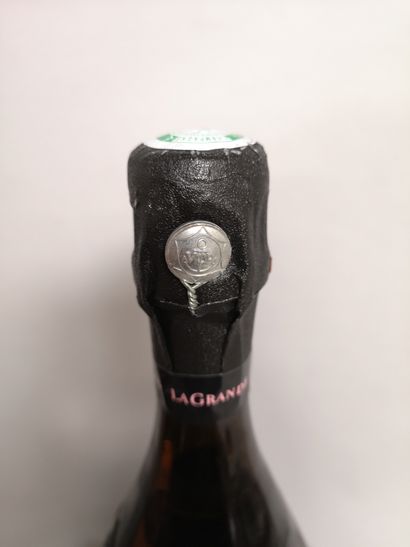 null A bottle of CHAMPAGNE VEUVE CLICQUOT " La Grande Dame " 2006 

In a box. Level...