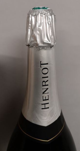  A jeroboam CHAMPAGNE HENRIOT Blanc de Blancs 
In a wooden box. Bottle with a de...