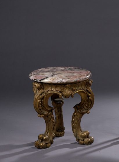  Petit guéridon en bois mouluré, sculpté et doré de style Louis XV, XIXe siècle 
À...