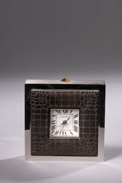null CARTIER, 20th century

Metal and brown leather clock.

9,5 x 9,5 cm