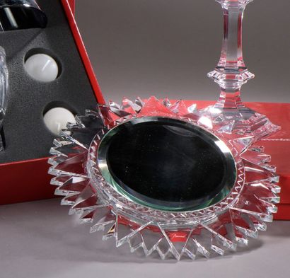 null BACCARAT

Miroir en cristal de forme rayonnante.

D. 25 cm