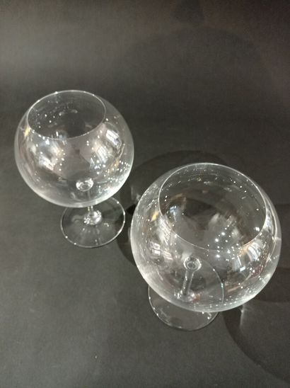  BACCARAT 
Pair of crystal balloon glasses. 
H. 22 cm