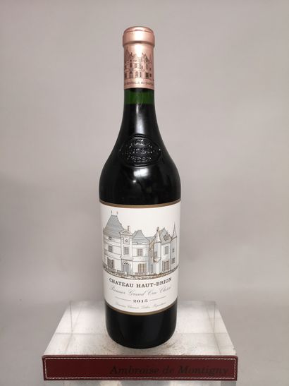 null Une bouteille Château HAUT-BRION -1er GCC Graves 2015 

Boîtier légèrement ...