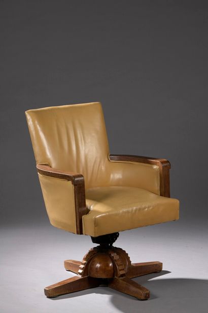 null Mahogany armchair, circa 1930

Rotating seat on a base decorated with a notched...
