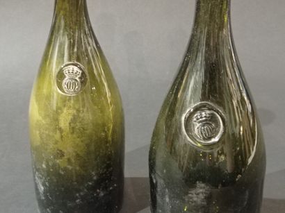  Deux bouteilles, époque Restauration 
En verre soufflé orné d'un cartouche en verre...