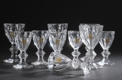  BACCARAT, modèle Harcourt 
Suite de onze verres à liqueur en cristal taillé, chiffrés...