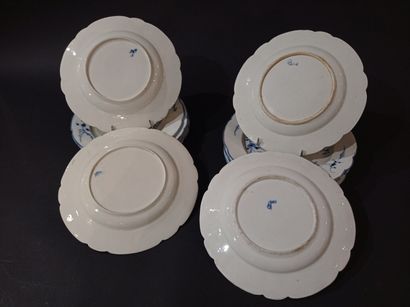  CHANTILLY, XVIIIe siècle 
Suite de douze assiettes en porcelaine à décor dit à la...
