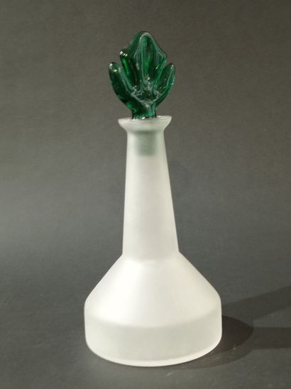  ITALIAN work, XXth century 
Carafe in opalescent glass. 
The stopper in the shape...