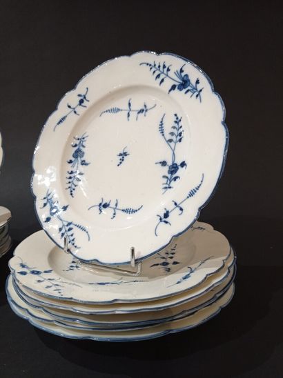  CHANTILLY, 18th century 
Suite of twelve porcelain plates with twig decoration....