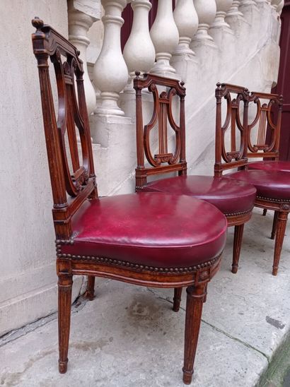  Suite de quatre chaises en bois mouluré et sculpté, fin de l'époque Louis XVI 
À...