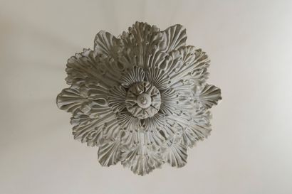  Paper mache basin, modern work 
Decorated with large acanthus leaves. 
L. 90 H....