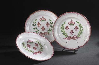 THE ISLETTES, Restoration period 
Suite of three plates in polychrome earthenware...