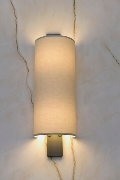 null Three sconces in brushed metal.

Modern work.

H. 46 cm
