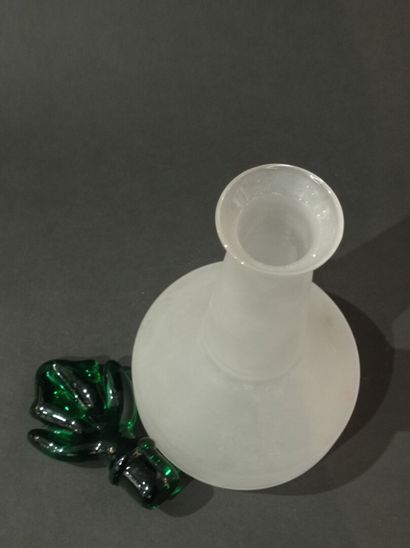  ITALIAN work, XXth century 
Carafe in opalescent glass. 
The stopper in the shape...