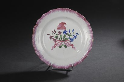  THE ISLETTES, 18th century 
Plate in polychrome earthenware decorated with a bouquet...
