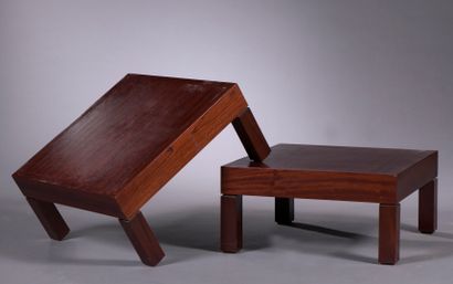 null Pair of square coffee tables in mahogany veneer

Modern work.

H. 24 L. 50 ...
