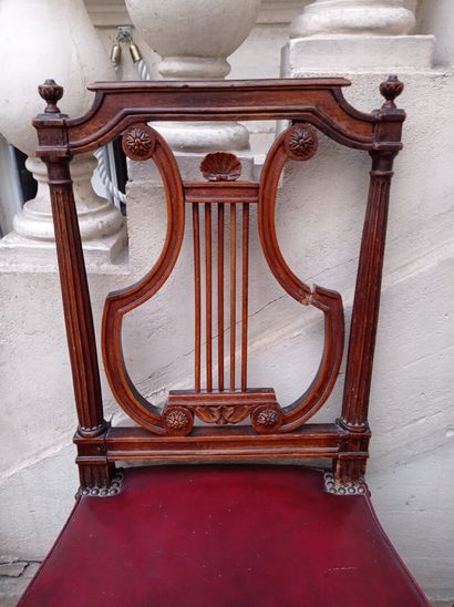  Suite de quatre chaises en bois mouluré et sculpté, fin de l'époque Louis XVI 
À...