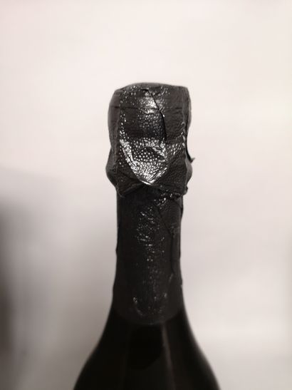 null A bottle of DOM PÉRIGNON CHAMPAGNE 2009 

In a box.