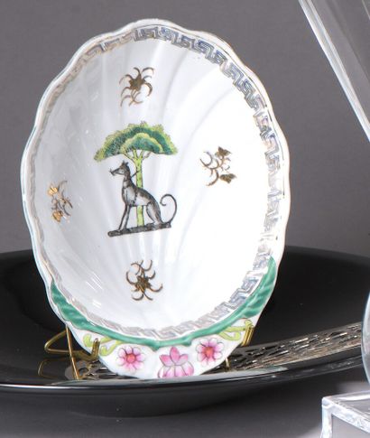 null CHINE, XXe siècle

Petite coupe et une tasse en porcelaine à décor polychro...