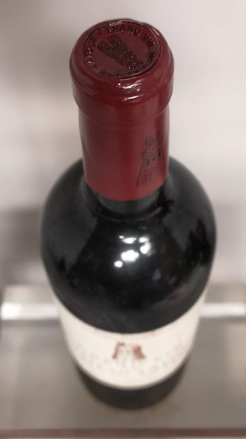 null A bottle of Château LATOUR - 1er GCC Pauillac 1999 

Marked label.