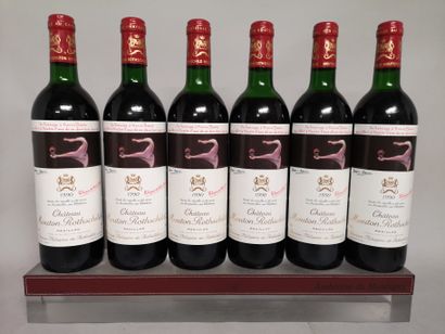 null Six bouteilles Château MOUTON ROTHSCHILD 1er GCC Pauillac 1990 

En caisse bois....