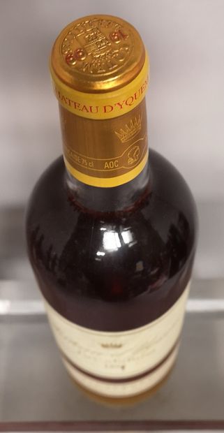 null Une bouteille Château D'YQUEM - 1er Gc supérieur Sauternes 1999 

Étiquette...