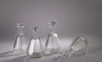 Suite of four carafes in cut crystal 
H. 22 cm