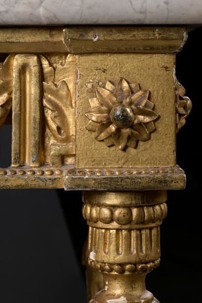  Console en bois mouluré et sculpté, fin de l'époque Louis XVI 
À décor ajouré de...