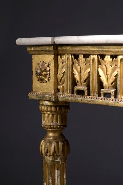  Console en bois mouluré et sculpté, fin de l'époque Louis XVI 
À décor ajouré de...