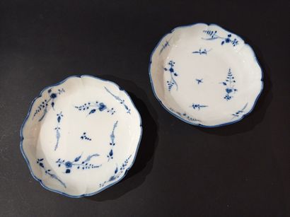  CHANTILLY, 18th century 
Pair of porcelain bowls, with twig decoration. Marked....