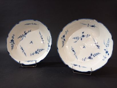  CHANTILLY, 18th century 
Pair of large porcelain bowls with twig decoration. Marked....