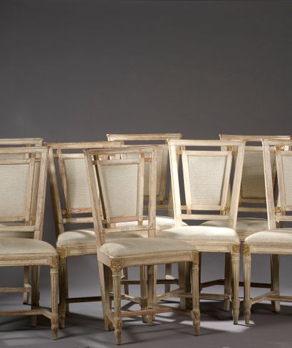 null Suite de huit chaises en bois mouluré et sculpté laqué et doré de style Louis...