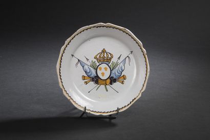  NEVERS, fin XVIIIe siècle 
Assiette en faïence polychrome à décor des 
armes royales...