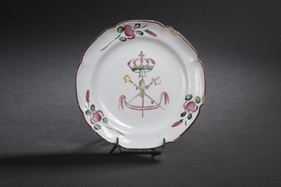  THE ISLETTES, 18th century 
Plate in polychrome earthenware with contoured edge...