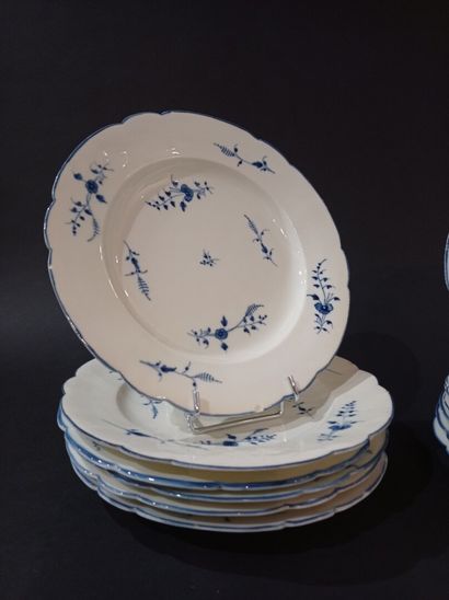  CHANTILLY, 18th century 
Suite of twelve porcelain plates with twig decoration....